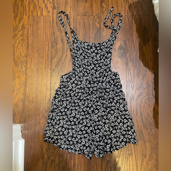 Lucy Love Black Floral Short Overalls - Picture 7 of 8